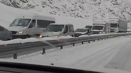 Bitlis–Siirt kara yolu yoğun kar yağışı nedeniyle durma noktasına geldi