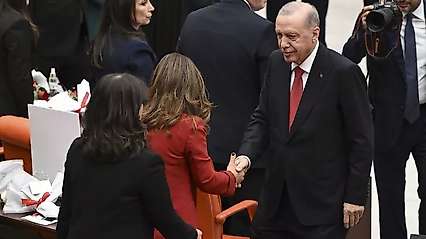 Erdoğan'dan Meclis'te dikkat çeken temaslar: Önce DEM Parti sıralarına gitti