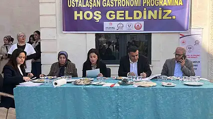 Siirt'te genç kursiyerler yöresel yemeklerle hünerlerini sergiledi