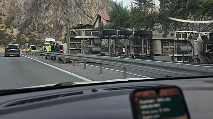 Siirt-Bitlis Yolunda TIR Devrildi: Ulaşım Durma Noktasına Geldi