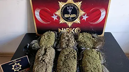 Siirt Emniyeti Uyuşturucu Tacirlerine Göz Açtırmıyor: 3 Kilo 300 Gram Esrar Ele Geçirildi