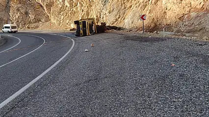 Siirt–Eruh kara yolunda odun yüklü kamyon devrildi: Sürücü yaralandı