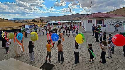 Siirt Genç İHH'dan Kışlacık köyünde minik öğrenciler için Bedi Besmele şenliği