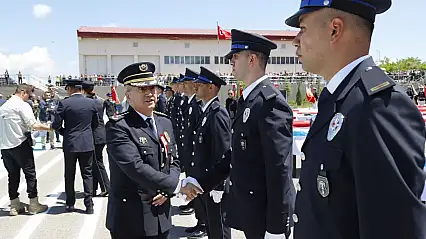 Siirt İl Emniyet Müdürü Mehmet Özdemir Eski Öğrencilerinin Mezuniyet Coşkusuna Ortak Oldu