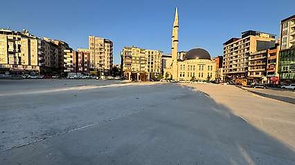Siirt'in Kalbindeki Meydan İçin Tepki: 7 Aydır Çalışmalar Bitmedi, Gece Karanlığa Bürünüyor