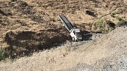 Siirt Şirvan'da Çekici Şarampole Uçtu: 2 Yaralı
