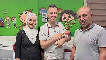 Siirt'te 20 yıllık evlat hasreti sona erdi: 17 kez düşük yapan çift bebeklerine kavuştu