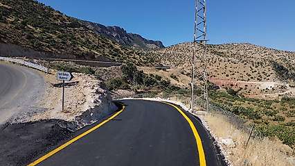 Siirt'te 4 köy ve mezraya 15,7 kilometrelik sıcak asfalt