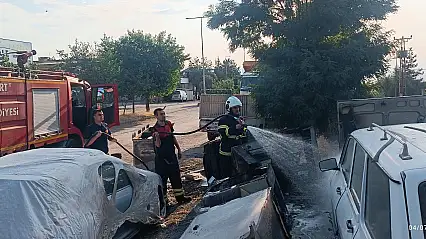 Siirt'te Atıl Çekyatlar Alev Aldı, Yangın Otomobile Sıçradı