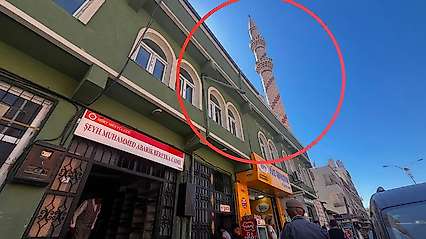 Siirt'te Çatlaklar Bulunan Camii Minaresi Yıkılıyor: Çevre Esnafına Tahliye Uyarısı