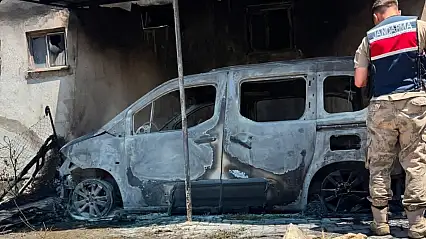 Siirt'te Hafif Ticari Araçta Başlayan Yangın Eve Sıçradı, Araç Küle Döndü