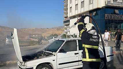 Siirt'te Hareket Halindeki Otomobil Yandı