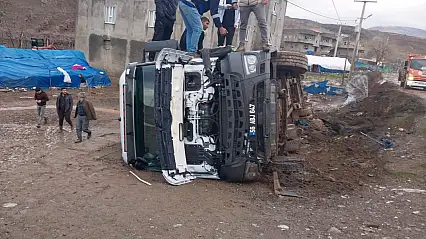 Siirt'te kamyon devrildi: 1 yaralı