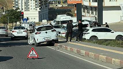Siirt'te Kazaların Eksik Olmadığı Işıklarda Yine İki Araç Çarpıştı
