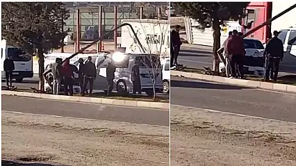 Siirt'te orta refüje çıkan araç aydınlatma direğine çarparak durabildi