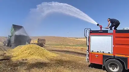 Siirt'te saman yüklü römorkta yangın çıktı