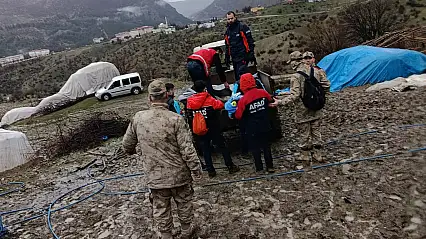 Siirt'te şiddetli yağış, hayvancılık yapan ailenin çadırlarını yerle bir etti: 20 kişi güvenli bölgeye alındı
