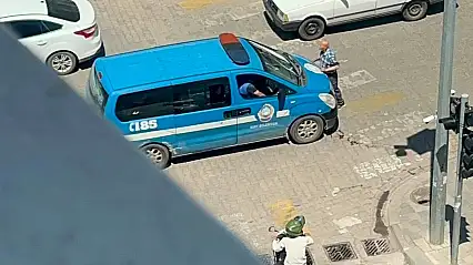 Siirt'te Tablasına El Konulan Seyyar Satıcı Zabıta Aracının Önüne Atladı