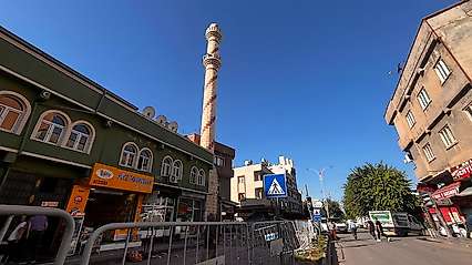 Siirt'te Tehlike Arz Eden Şeyh Muhammed Abarik Breyka Camii'nin Minaresi Yıkılmaya Başlandı