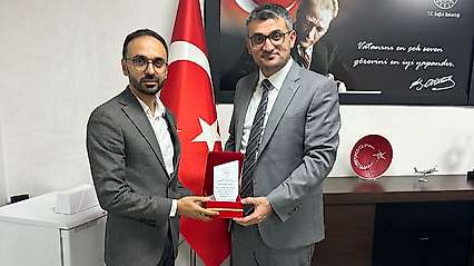 Siirt'te Uzm. Dr. Gazi Zeydoğlu'na Plaket Takdim Edildi