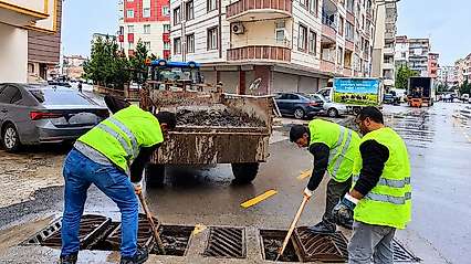 Siirt'te Yağmur Suyu Izgaraları ve Rögarlar Temizleniyor