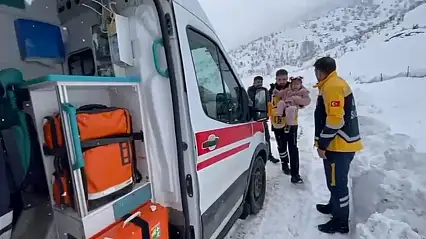 Siirt'te yoğun karla mücadele: Kapanan köy yolları açıldı, hastalar kurtarıldı