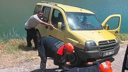 Siirt'te Yürekleri Ağza Getiren An! Araç Baraj Gölüne Devrilmek Üzereyken Kurtarıldı