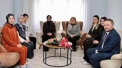 Siirt Vali eşi Nurten Kızılkaya'dan koruyucu aileye ziyaret