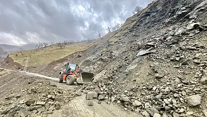 Batman'da şiddetli yağışlarla birlikte bazı köy ve mezra yolları ulaşıma kapandı