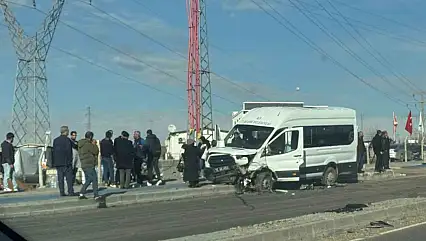 Batman Siirt Çevre yolunda feci kaza: Tır ile minibüs çarpıştı, 6 yaralı