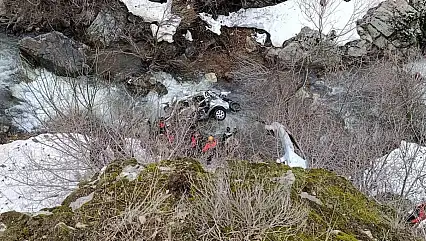 Bitlis'te araç dereye yuvarlandı: 3 kişi yaşamını yitirdi, 5 yaralı