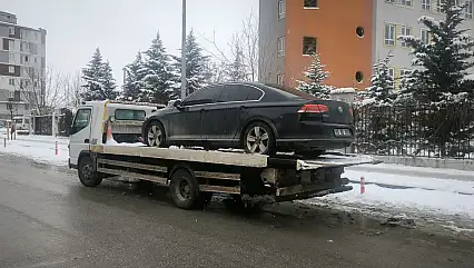 DEM Partili eş başkanın makam aracına haciz