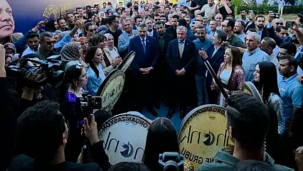 Diyarbakır'da Maç Öncesi Bakanlara Kürtçe Şarkılarla Coşkulu Karşılama