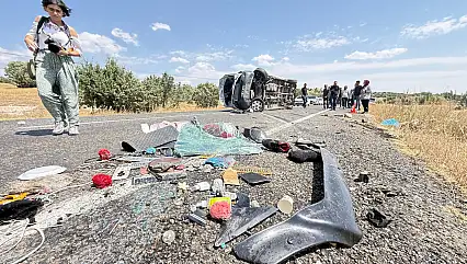 Diyarbakır'da Nişan Yolculuğu Kabusa Döndü: Minibüs Devrildi, 5 Kişi Hayatını Kaybetti