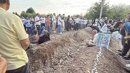 Diyarbakır'da Yürek Yakan Veda: 5 Kardeş ve 2 Yeğen Yan Yana Defnedildi