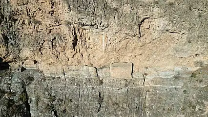Kayaların ortasındaki manastır görenleri hayrete düşürüyor: Yüzlerce yıllık yapı dron ile görüntülendi