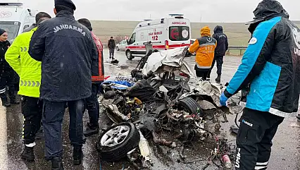 Adıyaman'da otobüs otomobili kağıt gibi ezdi: 3 ölü, 1 yaralı