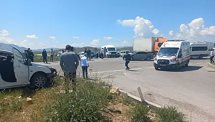 Van'da feci kaza: İki otomobil çarpıştı, 4 kişi hayatını kaybetti
