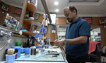 Siirt'te 'Kuaför' yerine 'berberi' tercih ediyor, klasik işletmesinde hala çeyrek asır önceki müşterisini tıraş ediyor
