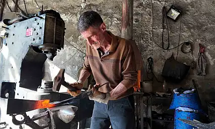 Siirt'te 60 yaşındaki usta, 45 yıldır demir dövüyor