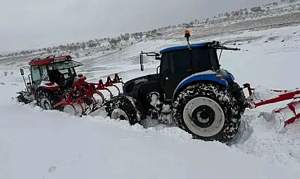 Batman kırsalında yollar kapandı, traktörler kara saplandı