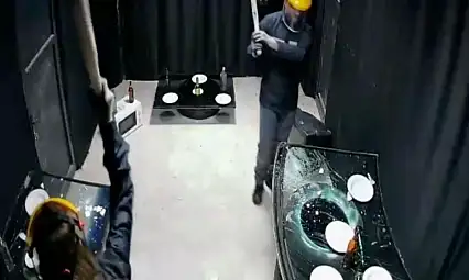 Bu eve gelen her şeyi kırıp döküyor! Öfkesini dışa vuran vurana