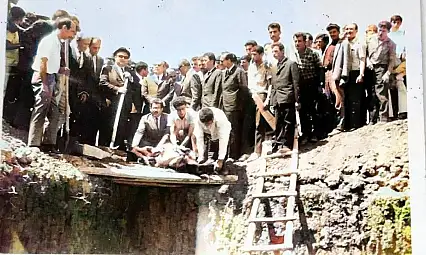 Cumhurbaşkanı Süleyman Demirel'in Siirt'te Elinde Kürekle Temel Attığı Görüntüler Gün Yüzüne Çıktı