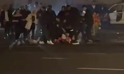 Diyarbakır'da düğün sonrası kavga: Damat, yerde yatan şahsa siper oldu