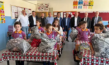 Ebru Gündeş'in Katkılarıyla Siirt Cumhuriyet İlkokulu'nda Öğrencilere Hediye Dağıtımı Gerçekleştirildi