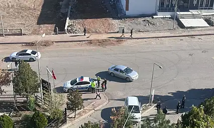 Siirt'te hastane bahçesine girmek isteyen sürücü refüje çıktı