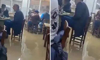 İstiflerini bozmadılar: Kahvehane sele teslim oldu ama Okey'e devam ettiler