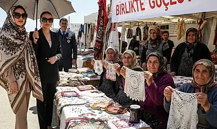 Kermeste Göz Nuru Değil, Gözlük Markası Konuşuluyor!