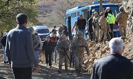 Komşu ilimizde tutuklu Rukiye Fidan, ailesinden kaybettiği 4 kişi için taziyeye götürüldü