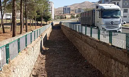 Kurtalan'da Dereler Taşkın ve Kötü Koku Riskine Karşı Temizlendi